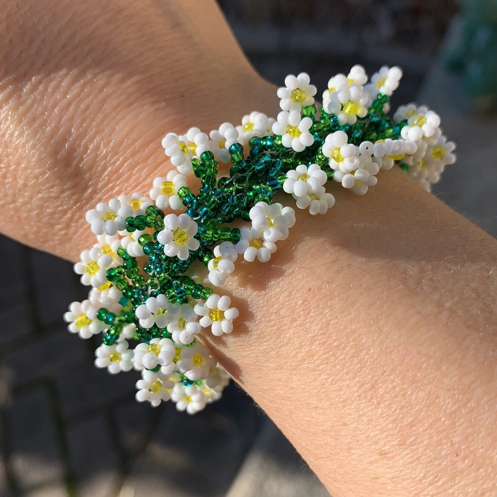 🌷3 for$25🌷Handmade, US OS, White Yellow & Green Beaded Daisy Bracelet - Picture 3 of 7